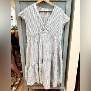 Vineyard Vines striped, linen dress with pockets! Relaxed-fit, v-neck. Size L.